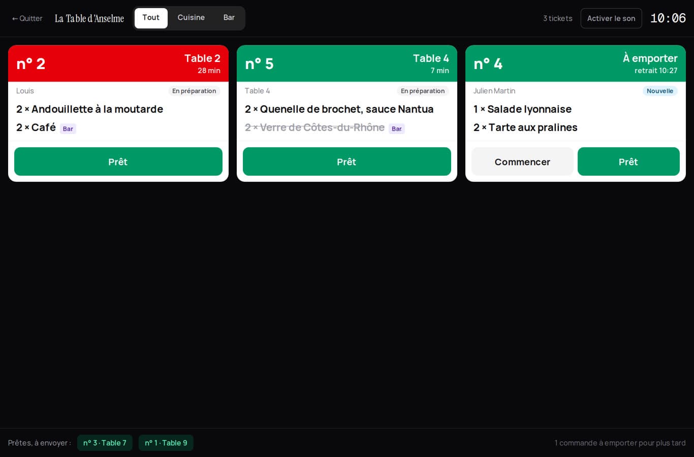 L'écran de cuisine : trois tickets, la table 2 en rouge (en retard), la table 4 et une commande à emporter en vert, la ligne du bar barrée quand le bar a fini, et en bas les commandes prêtes à envoyer.