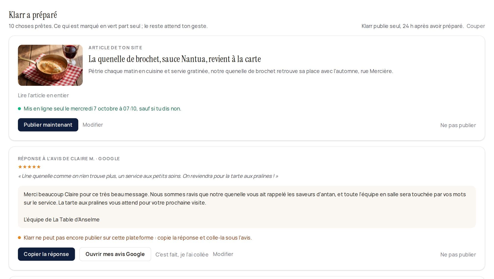 Le fil « Klarr a préparé » dans Klarr : un article sur la quenelle de brochet prêt à être mis en ligne, et une réponse rédigée à un avis Google cinq étoiles.
