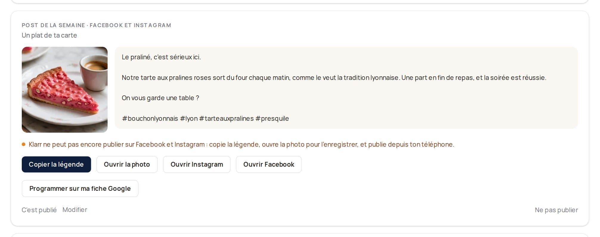 Le post de la semaine dans Klarr : la photo d'une tarte aux pralines, sa légende pour Instagram et Facebook avec ses hashtags, et les boutons pour copier, ouvrir Instagram, Facebook ou programmer sur la fiche Google.