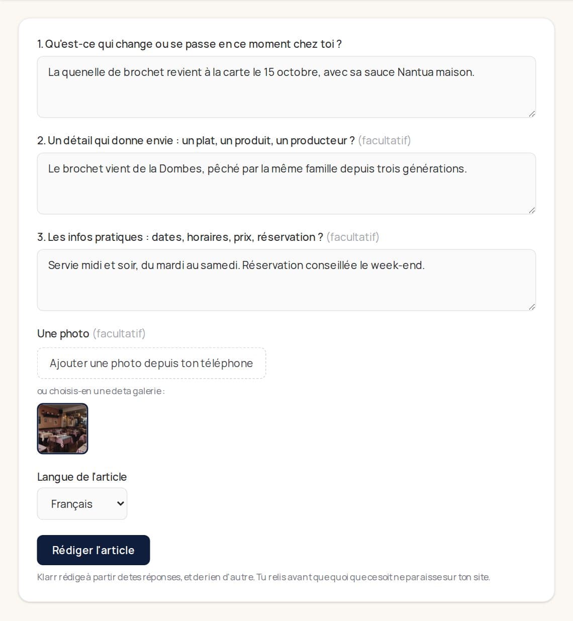 La rédaction d'un article dans Klarr : trois questions remplies sur le retour de la quenelle de brochet, une photo de la salle choisie, et le bouton « Rédiger l'article ».