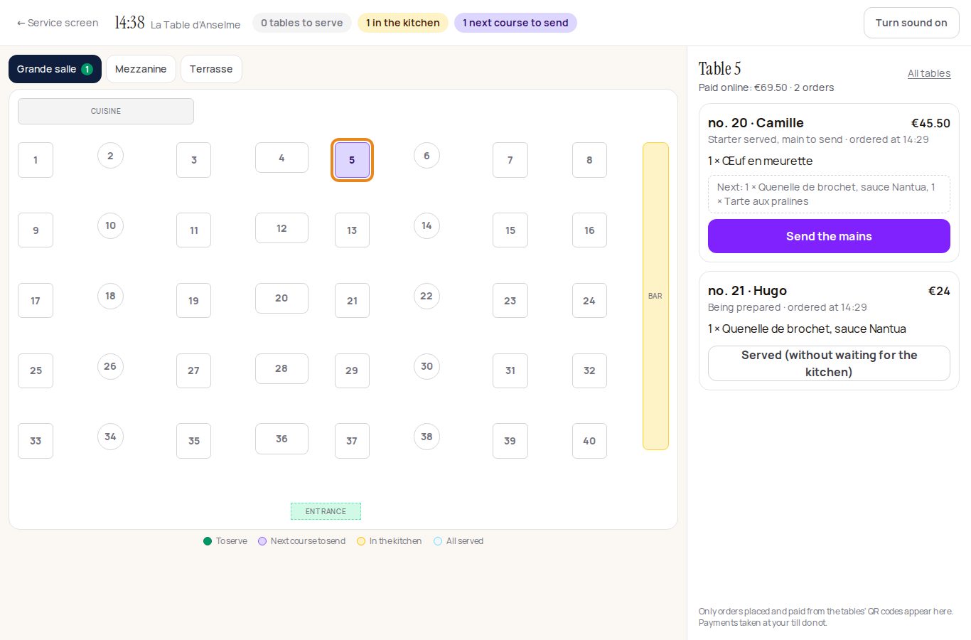 The Floor screen: table 5 in purple, "Starter served, main to send", the quenelle and the tart waiting, and the "Send the mains" button.