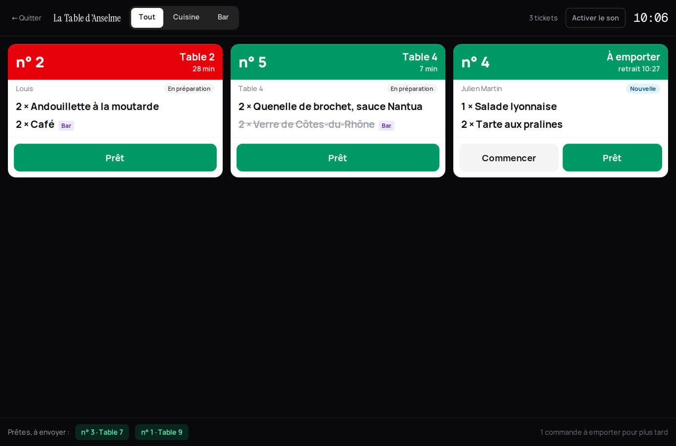 L'écran de cuisine : trois tickets, la table 2 en rouge (en retard), la table 4 et une commande à emporter en vert, la ligne du bar barrée quand le bar a fini, et en bas les commandes prêtes à envoyer.
